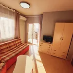на пляже с видом на море Apartament *