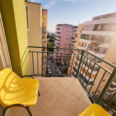 на пляже с видом на море *