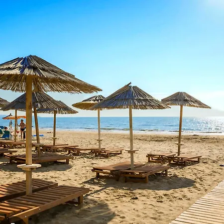 на пляже с видом на море