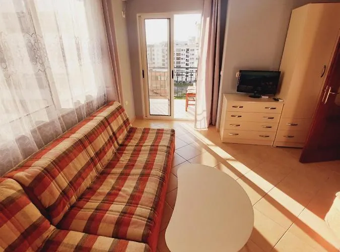 на пляже с видом на море Durrës