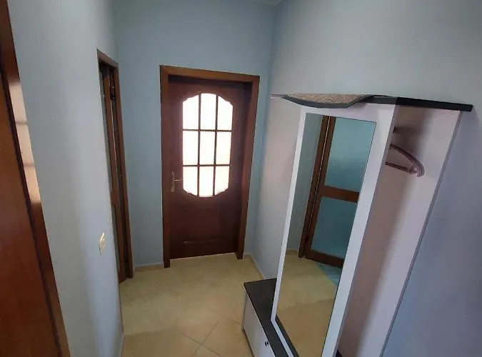 на пляже с видом на море Durrës