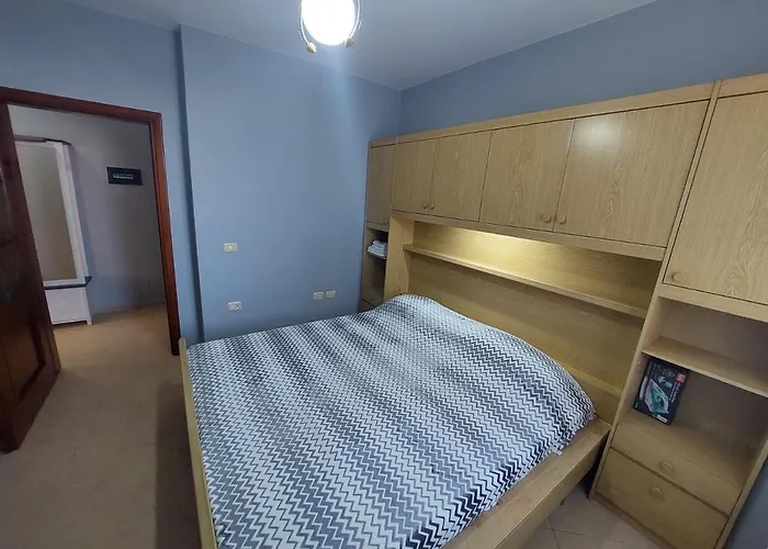 на пляже с видом на море