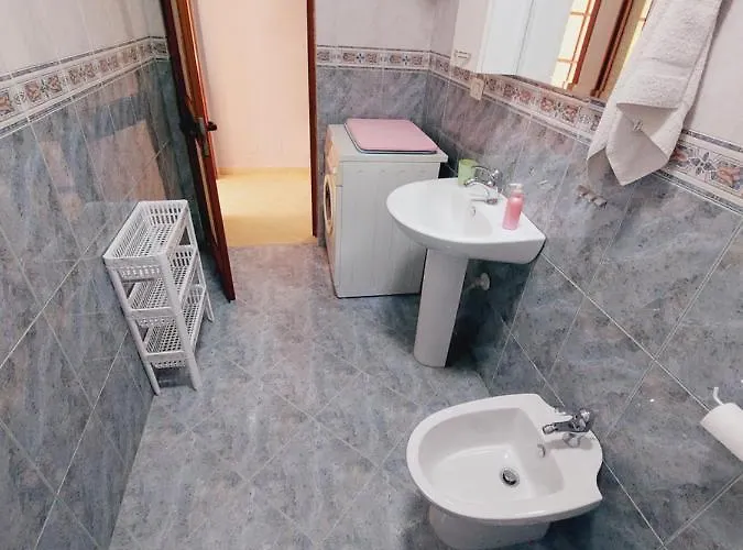 на пляже с видом на море *