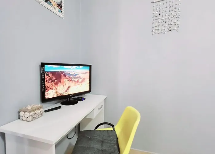 на пляже с видом на море