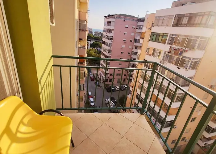 на пляже с видом на море *